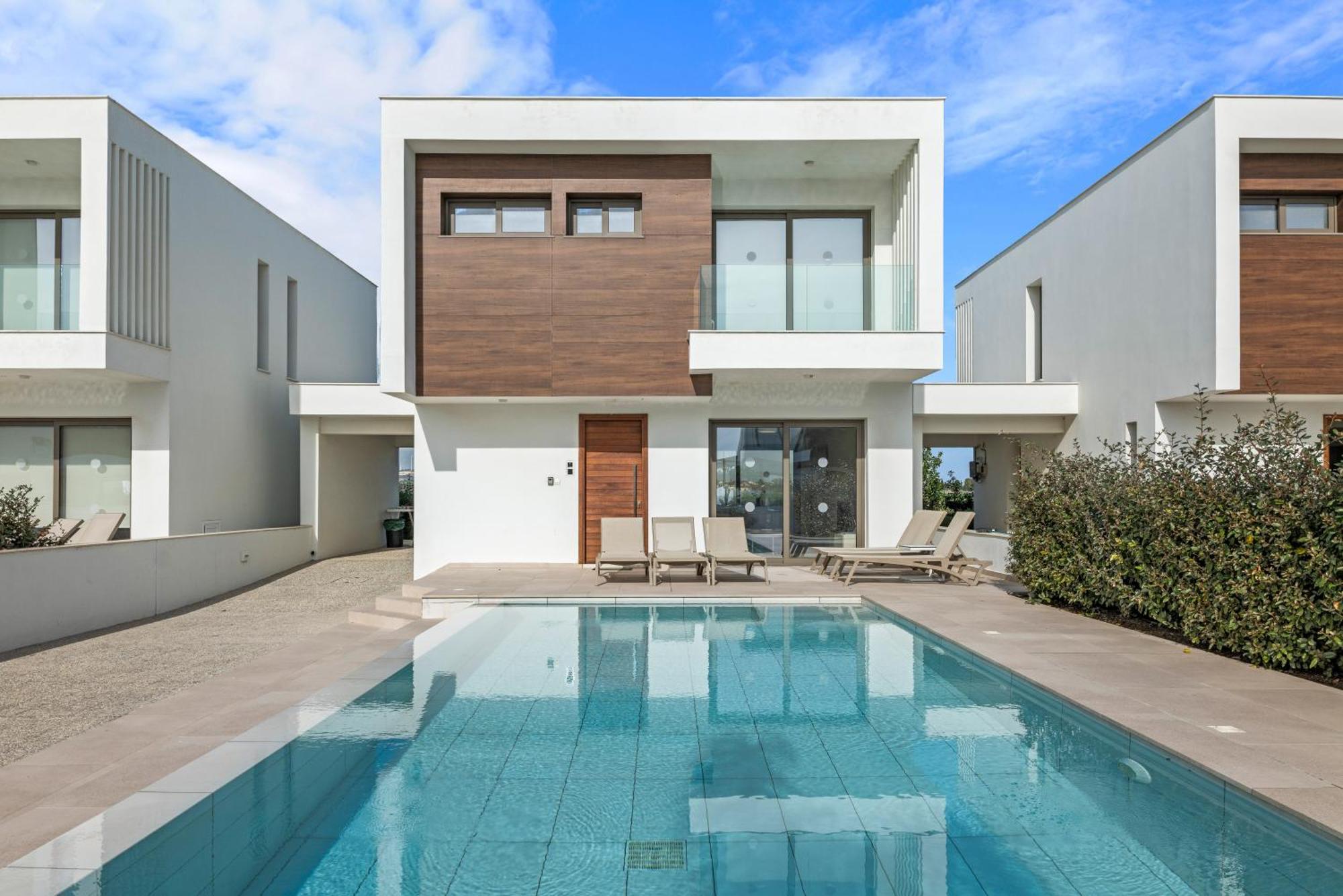 Serenity Waves 11 * Larnaca